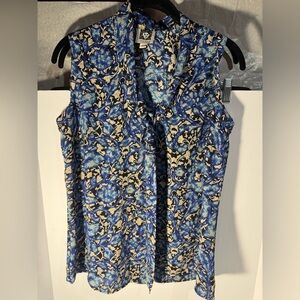 Anne Klein Women’s Floral Blue and Cream Sleeveless w/ tie Top. Poly. Size 0